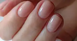 Bezpieczny manicure: jak wybrać metody, które nie niszczą paznokci