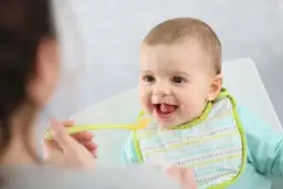 Co powinno umieć 5 miesięczne dziecko? Kluczowe umiejętności i porady