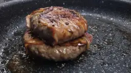 Jak usmażyć burgera na patelni: przepis na soczystego domowego hamburgera