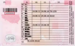 Numer druku prawa jazdy A0000043 znajduje się pod kodem kreskowym.