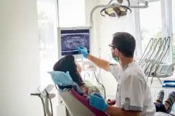 Ile zarabia dentysta na godzinę? Fakty, które mogą zaskoczyć