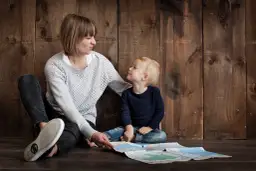Mama próbuje wytłumaczyć dwulatkowi, gdzie jesteśmy, ale on ma swój bunt dwulatka i woli patrzeć na mapę.
