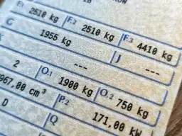 Fragment dowodu rejestracyjnego z danymi pojazdu. Widoczna masa całkowita 2510 kg, 1955 kg, 4410 kg i 1900 kg.