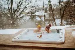 Wanna spa ogrodowa: Wybierz idealną! Akrylowa vs dmuchana, koszty, montaż