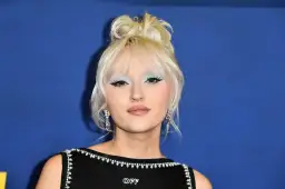 Młoda kobieta z blond włosami upiętymi w kok, z błękitnym makijażem oczu i błyszczącymi kolczykami. Ciekawe, ile lat ma Hania?
