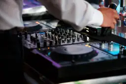 Ile bierze DJ za wesele? Poznaj ukryte koszty i ceny usług