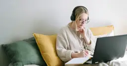 Automatyzacja w Dziennikarstwie: Czy Roboty Zastąpią Dziennikarzy?