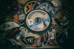Stos starych płyt CD z grami, w tym "Prisoner of Ice: Call of Cthulhu".