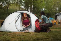Dwie kobiety rozmawiają przy namiocie. Idealne miejsce, gdzie pod namiot z dziećmi w Polsce.