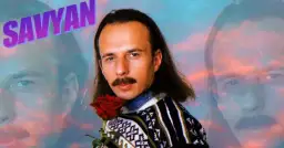 Savyan z różą w dłoni, na tle nieba i swoich odbić.