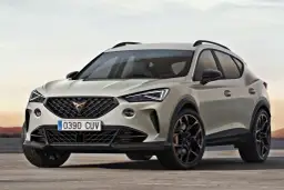 Jasnoszary SUV Cupra z czarnym grillem i miedzianymi akcentami na felgach.