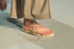 Sandalias tendencia de tiras finas y suela plana, perfectas para un look minimalista.
