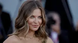 Anna Lewandowska, znana dziennikarka, zjawiskowo prezentuje się na czerwonym dywanie. Jej błękitne oczy przyciągają uwagę.