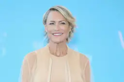 Mujer sonriente con cabello rubio y corte moderno. Inspiración para 50 año cortes de pelo que rejuvenecen a los 50.