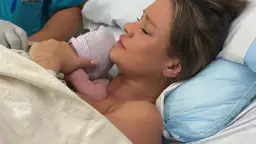 Joanna Krupa, mając 41 lat, przytula swoje nowo narodzone dziecko.