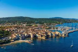 Jak dojechać z Nicei do Saint-Tropez? Najlepsze opcje transportu i czas podróży