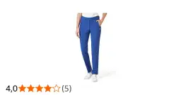 Damenhose in leuchtendem Blau mit Reißverschlusstaschen und weißen Sneakern.