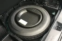 Gdzie jest koło zapasowe w Toyota Yaris? Odkryj ważne informacje