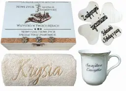 Drewniana skrzynka, koniczyna z życzeniami, ręcznik z imieniem Krysia i kubek "Szczęśliwa Emerytka".