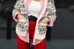 Jaką bluzkę do czerwonych spodni wybrać, by wyglądać stylowo?