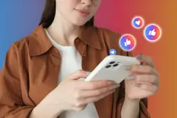 Kobieta z telefonem, wokół niej serduszka i kciuki w górę – idealny przykład viral marketing.