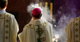 Uroczysta msza w Niedzielę Wielkanocną, z biskupem w różowym piusce i kadzidłem unoszącym się w powietrzu.