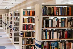 W bibliotece rzędy regałów uginają się pod ciężarem książek. Czy znajdzie się tu jaka średnia na czerwony pasek?