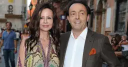 Para, która z pewnością zna swój wiek, czyli Halina Moran, uśmiecha się do obiektywu.