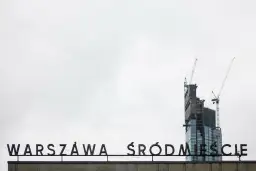 Varso Tower w budowie z dźwigami, na tle napisu "WARSZAWA ŚRÓDMIEŚCIE".