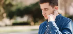 Dlaczego działa tylko jedna słuchawka bezprzewodowa JBL? Oto przyczyny i rozwiązania