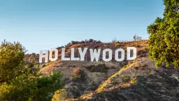 Słynny napis HOLLYWOOD na wzgórzu. To symbol marzeń, sławy i tego, co to znaczy Hollywood – miejsca, gdzie rodzą się historie.