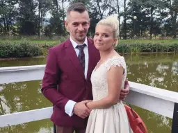 Szczęśliwa para młoda nad wodą. On w garniturze, ona w sukni ślubnej. Może to początek historii, gdzie rolnik szuka żony, a znalazł miłość życia.