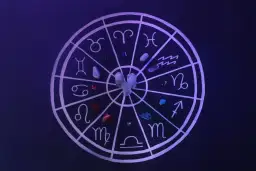 Okrąg zodiaku z symbolami i kryształami. Znaki kardynalne i inne symbole astrologiczne tworzą magiczny krąg.