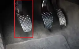 Jak bezpiecznie wciskać sprzęgło podczas hamowania? Uniknij groźnych błędów