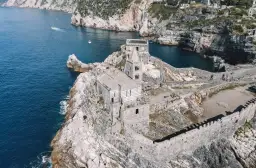 Porto Venere, Włochy: kościół św. Piotra na skale, idealne miejsce, by zobaczyć, co zwiedzać we Włoszech.