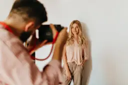 Fotografia kobieca w rytmie ruchu – jak uchwycić dynamiczne kadry z charakterem