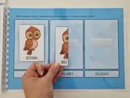 Ćwiczenia z dzielenia na sylaby i głoski. Dziecko układa obrazek sowy, dzieląc wyraz "sowa" na sylaby "so" i "wa".