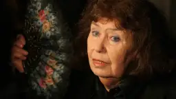 Zofia Merle, córka, z wachlarzem w kwiaty.