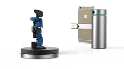 Zestaw do samodzielnego skanowania 3D: niebieski robot na obrotowej podstawie i iPhone z cylindrycznym skanerem.