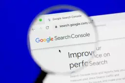 Lupa powiększa stronę Google Search Console, pokazując, jak ważna jest **google mobile friendly** dla widoczności w wyszukiwarce.