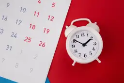 Kalendarz i zegar przypominają o pracy na 3/4 etatu ile to godzin.