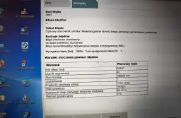 Ekran komputera z programem diagnostycznym BMW, wyświetlający kody błędów, w tym kod 2801 dotyczący nieprawidłowych obrotów biegu jałowego.