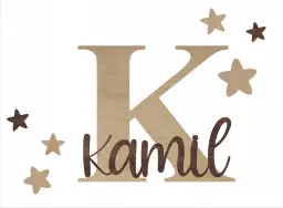 Drewniane litery na ścianę z imieniem Kamil i gwiazdkami. Idealne do pokoju dziecięcego.
