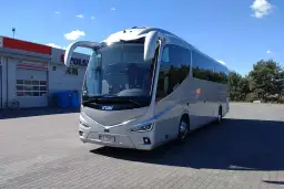 Nowoczesny autokar Irizar gotowy na podróż. Sprawdź, jaka będzie wynajem autokaru cena dla Twojej wycieczki!
