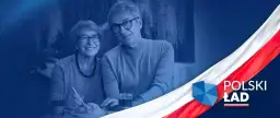 Uśmiechnięci seniorzy przy stole, symbolizujący ulgę dla pracujących seniorów. Obok biało-czerwona flaga i logo "Polski Ład".