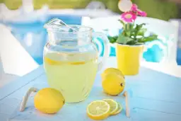 Lemoniada marakuja to orzeźwiający napój na letnie dni w słońcu!