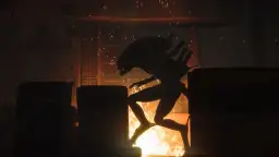 Ksenomorf w płomieniach, uciekający przez zniszczony korytarz. Scena z gry Alien Isolation 2.