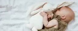 Od kiedy przytulanka dla niemowlaka? Kluczowe etapy rozwoju dziecka