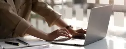 Ile prądu zużywa laptop? Sprawdź realne koszty pracy!