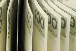 Złote banknoty 100 zł, symbolizujące przyszłe dochody i nadzieję na wyższą kwotę wolną od podatku 2026.